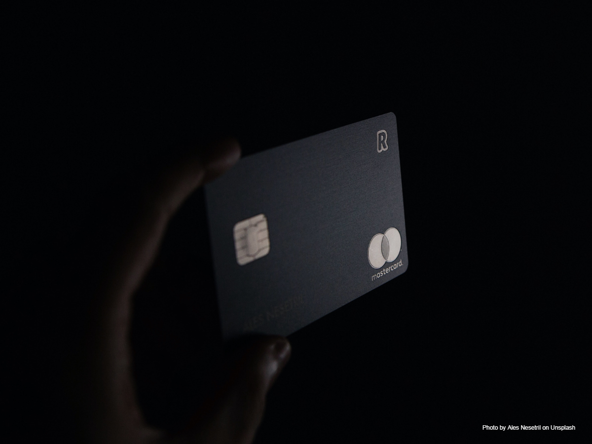 Photo by Ales Nesetril on Unsplash ASPEK HUKUM ELECTRONIC MONEY